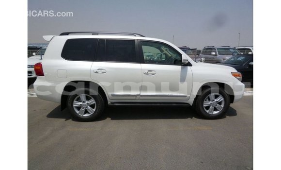 Buy Import Toyota Land Cruiser White Car in Import - Dubai in Region of Bouenza Buy Import Toyota Land Cruiser White Car in Import - Dubai in Region of Bouenza