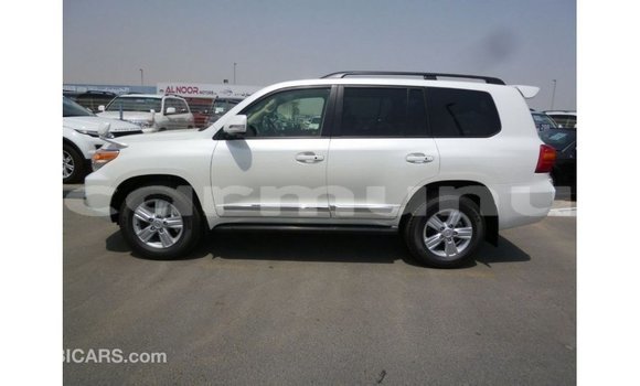 Buy Import Toyota Land Cruiser White Car in Import - Dubai in Region of Bouenza Buy Import Toyota Land Cruiser White Car in Import - Dubai in Region of Bouenza