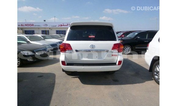 Acheter Import Voiture Toyota Land Cruiser Blanc à Import - Dubai, Région de la Bouenza Acheter Import Voiture Toyota Land Cruiser Blanc à Import - Dubai, Région de la Bouenza