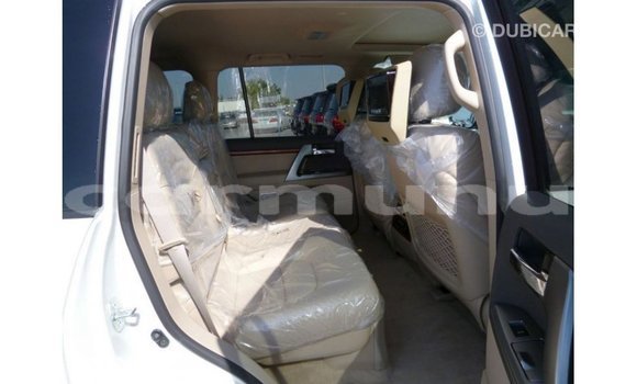Acheter Import Voiture Toyota Land Cruiser Blanc à Import - Dubai, Région de la Bouenza Acheter Import Voiture Toyota Land Cruiser Blanc à Import - Dubai, Région de la Bouenza