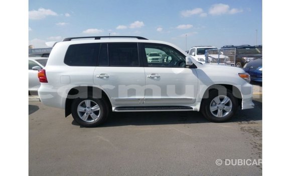 Acheter Import Voiture Toyota Land Cruiser Blanc à Import - Dubai, Région de la Bouenza Acheter Import Voiture Toyota Land Cruiser Blanc à Import - Dubai, Région de la Bouenza