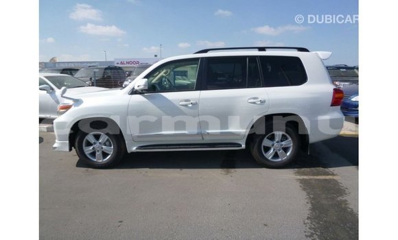 Acheter Import Voiture Toyota Land Cruiser Blanc à Import - Dubai, Région de la Bouenza Acheter Import Voiture Toyota Land Cruiser Blanc à Import - Dubai, Région de la Bouenza