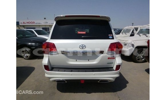 Acheter Import Voiture Toyota Land Cruiser Blanc à Import - Dubai, Région de la Bouenza Acheter Import Voiture Toyota Land Cruiser Blanc à Import - Dubai, Région de la Bouenza
