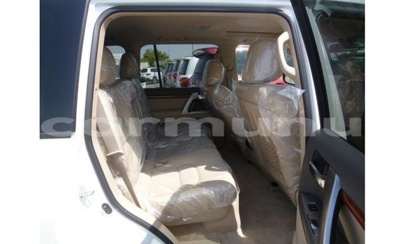 Acheter Import Voiture Toyota Land Cruiser Blanc à Import - Dubai, Région de la Bouenza Acheter Import Voiture Toyota Land Cruiser Blanc à Import - Dubai, Région de la Bouenza