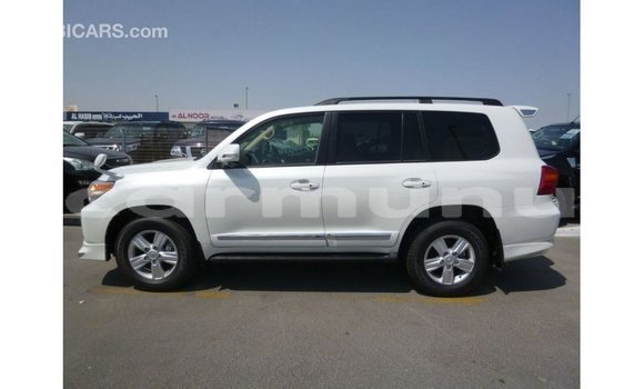 Acheter Import Voiture Toyota Land Cruiser Blanc à Import - Dubai, Région de la Bouenza Acheter Import Voiture Toyota Land Cruiser Blanc à Import - Dubai, Région de la Bouenza