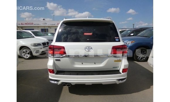 Buy Import Toyota Land Cruiser White Car in Import - Dubai in Region of Bouenza Buy Import Toyota Land Cruiser White Car in Import - Dubai in Region of Bouenza
