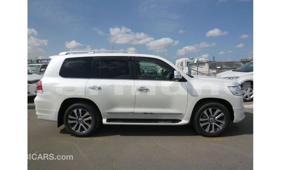 Buy Import Toyota Land Cruiser White Car in Import - Dubai in Region of Bouenza Buy Import Toyota Land Cruiser White Car in Import - Dubai in Region of Bouenza