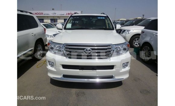 Buy Import Toyota Land Cruiser White Car in Import - Dubai in Region of Bouenza Buy Import Toyota Land Cruiser White Car in Import - Dubai in Region of Bouenza