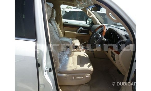 Buy Import Toyota Land Cruiser White Car in Import - Dubai in Region of Bouenza Buy Import Toyota Land Cruiser White Car in Import - Dubai in Region of Bouenza