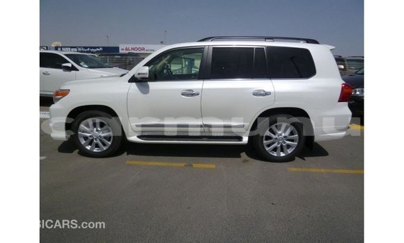 Buy Import Toyota Land Cruiser White Car in Import - Dubai in Region of Bouenza Buy Import Toyota Land Cruiser White Car in Import - Dubai in Region of Bouenza