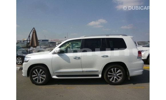 Acheter Import Voiture Toyota Land Cruiser Blanc à Import - Dubai, Région de la Bouenza Acheter Import Voiture Toyota Land Cruiser Blanc à Import - Dubai, Région de la Bouenza