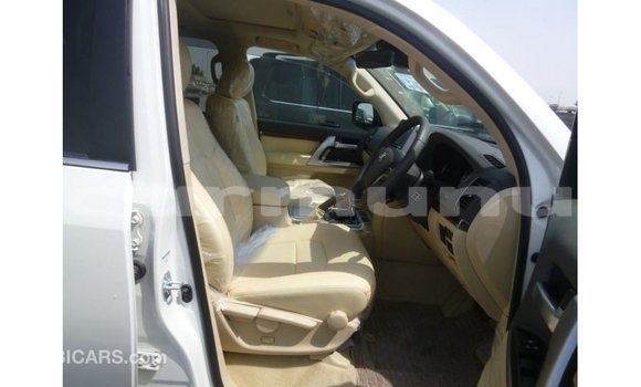 Buy Import Toyota Land Cruiser White Car in Import - Dubai in Region of Bouenza Buy Import Toyota Land Cruiser White Car in Import - Dubai in Region of Bouenza