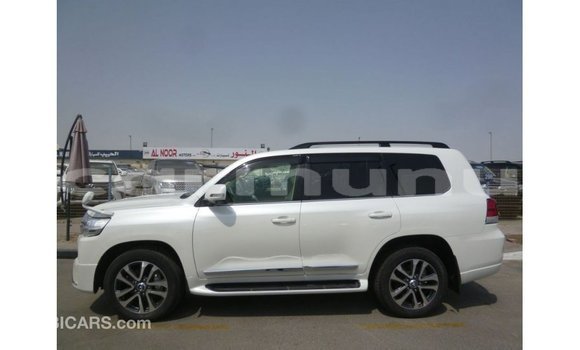 Buy Import Toyota Land Cruiser White Car in Import - Dubai in Region of Bouenza Buy Import Toyota Land Cruiser White Car in Import - Dubai in Region of Bouenza