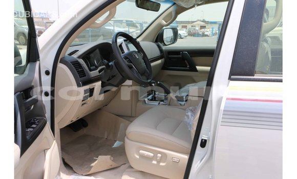 Buy Import Toyota Land Cruiser White Car in Import - Dubai in Region of Bouenza Buy Import Toyota Land Cruiser White Car in Import - Dubai in Region of Bouenza