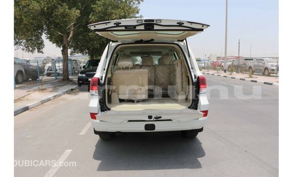 Buy Import Toyota Land Cruiser White Car in Import - Dubai in Region of Bouenza Buy Import Toyota Land Cruiser White Car in Import - Dubai in Region of Bouenza