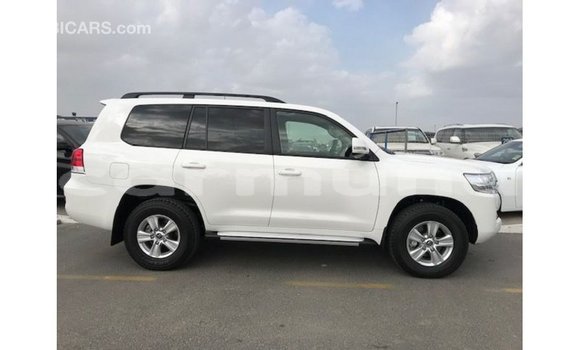 Buy Import Toyota Land Cruiser White Car in Import - Dubai in Region of Bouenza Buy Import Toyota Land Cruiser White Car in Import - Dubai in Region of Bouenza