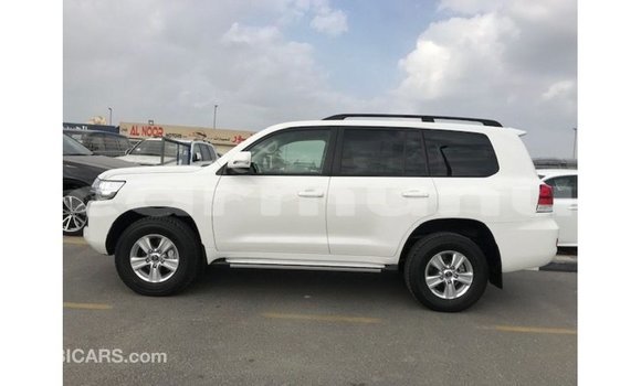 Buy Import Toyota Land Cruiser White Car in Import - Dubai in Region of Bouenza Buy Import Toyota Land Cruiser White Car in Import - Dubai in Region of Bouenza