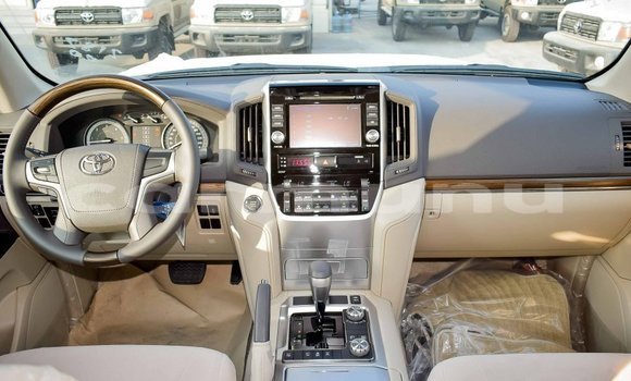 Acheter Import Voiture Toyota Land Cruiser Blanc à Import - Dubai, Région de la Bouenza Acheter Import Voiture Toyota Land Cruiser Blanc à Import - Dubai, Région de la Bouenza