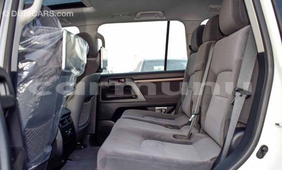 Buy Import Toyota Land Cruiser White Car in Import - Dubai in Region of Bouenza Buy Import Toyota Land Cruiser White Car in Import - Dubai in Region of Bouenza