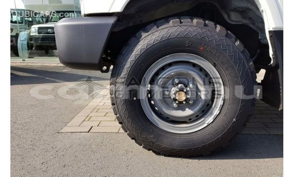Buy Import Toyota Land Cruiser White Car in Import - Dubai in Region of Bouenza Buy Import Toyota Land Cruiser White Car in Import - Dubai in Region of Bouenza