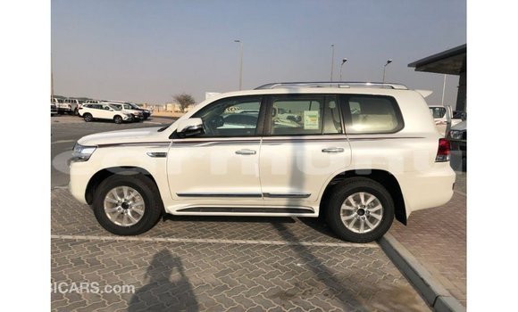 Acheter Import Voiture Toyota Land Cruiser Blanc à Import - Dubai, Région de la Bouenza Acheter Import Voiture Toyota Land Cruiser Blanc à Import - Dubai, Région de la Bouenza