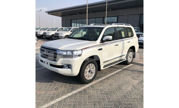 Acheter Import Voiture Toyota Land Cruiser Blanc à Import - Dubai, Région de la Bouenza Acheter Import Voiture Toyota Land Cruiser Blanc à Import - Dubai, Région de la Bouenza