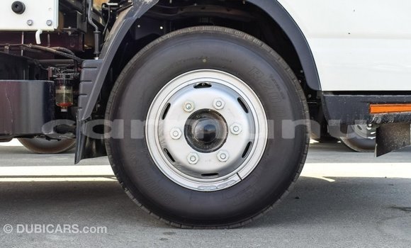 Acheter Import Voiture Mitsubishi Carisma Blanc à Import - Dubai, Région de la Bouenza