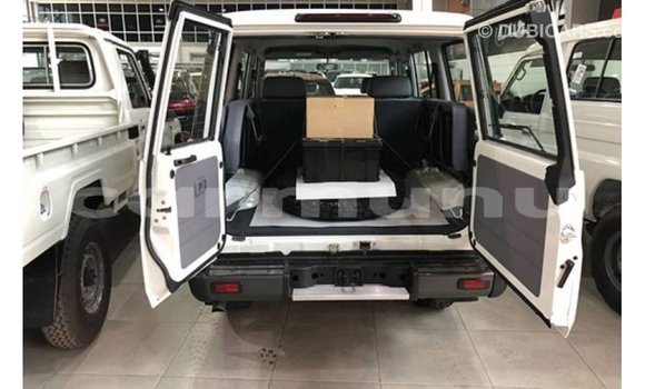 Acheter Import Voiture Toyota Land Cruiser Blanc à Import - Dubai, Région de la Bouenza Acheter Import Voiture Toyota Land Cruiser Blanc à Import - Dubai, Région de la Bouenza