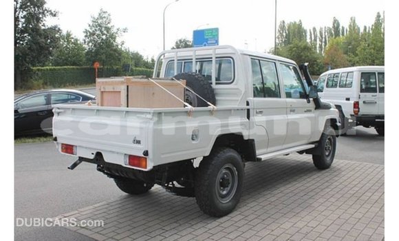 Acheter Import Voiture Toyota Land Cruiser Blanc à Import - Dubai, Région de la Bouenza Acheter Import Voiture Toyota Land Cruiser Blanc à Import - Dubai, Région de la Bouenza