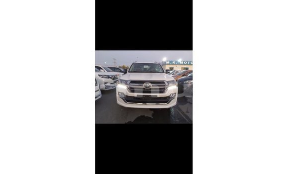 Buy Import Toyota Land Cruiser White Car in Import - Dubai in Region of Bouenza Buy Import Toyota Land Cruiser White Car in Import - Dubai in Region of Bouenza