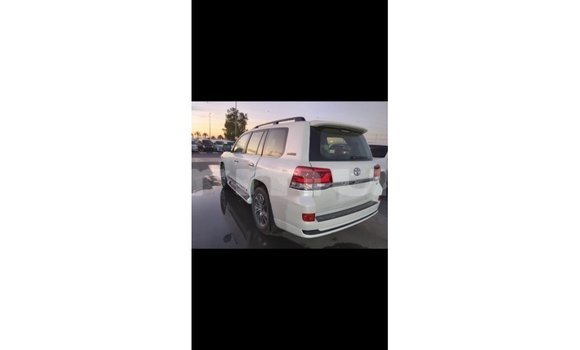 Buy Import Toyota Land Cruiser White Car in Import - Dubai in Region of Bouenza Buy Import Toyota Land Cruiser White Car in Import - Dubai in Region of Bouenza