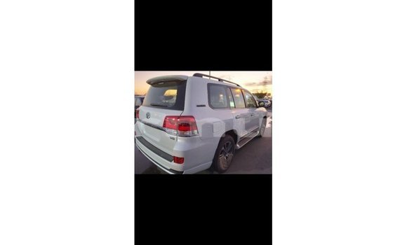 Buy Import Toyota Land Cruiser White Car in Import - Dubai in Region of Bouenza Buy Import Toyota Land Cruiser White Car in Import - Dubai in Region of Bouenza