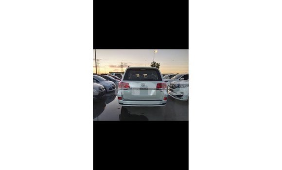Buy Import Toyota Land Cruiser White Car in Import - Dubai in Region of Bouenza Buy Import Toyota Land Cruiser White Car in Import - Dubai in Region of Bouenza