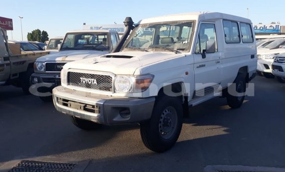 Acheter Import Voiture Toyota Land Cruiser Blanc à Import - Dubai, Région de la Bouenza Acheter Import Voiture Toyota Land Cruiser Blanc à Import - Dubai, Région de la Bouenza