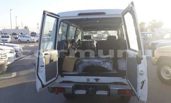Acheter Import Voiture Toyota Land Cruiser Blanc à Import - Dubai, Région de la Bouenza Acheter Import Voiture Toyota Land Cruiser Blanc à Import - Dubai, Région de la Bouenza