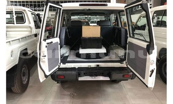 Buy Import Toyota Land Cruiser White Car in Import - Dubai in Region of Bouenza Buy Import Toyota Land Cruiser White Car in Import - Dubai in Region of Bouenza