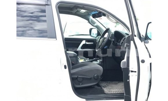 Buy Import Toyota Land Cruiser White Car in Import - Dubai in Region of Bouenza Buy Import Toyota Land Cruiser White Car in Import - Dubai in Region of Bouenza