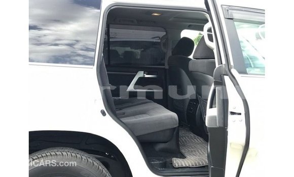 Buy Import Toyota Land Cruiser White Car in Import - Dubai in Region of Bouenza Buy Import Toyota Land Cruiser White Car in Import - Dubai in Region of Bouenza