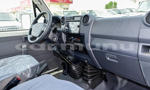 Acheter Import Voiture Toyota Land Cruiser Blanc à Import - Dubai, Région de la Bouenza Acheter Import Voiture Toyota Land Cruiser Blanc à Import - Dubai, Région de la Bouenza