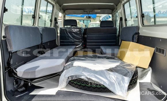 Acheter Import Voiture Toyota Land Cruiser Blanc à Import - Dubai, Région de la Bouenza Acheter Import Voiture Toyota Land Cruiser Blanc à Import - Dubai, Région de la Bouenza