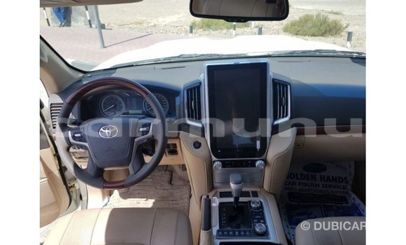 Buy Import Toyota Land Cruiser White Car in Import - Dubai in Region of Bouenza Buy Import Toyota Land Cruiser White Car in Import - Dubai in Region of Bouenza