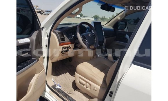 Buy Import Toyota Land Cruiser White Car in Import - Dubai in Region of Bouenza Buy Import Toyota Land Cruiser White Car in Import - Dubai in Region of Bouenza