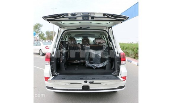 Buy Import Toyota Land Cruiser White Car in Import - Dubai in Region of Bouenza Buy Import Toyota Land Cruiser White Car in Import - Dubai in Region of Bouenza