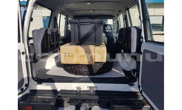 Acheter Import Voiture Toyota Land Cruiser Blanc à Import - Dubai, Région de la Bouenza Acheter Import Voiture Toyota Land Cruiser Blanc à Import - Dubai, Région de la Bouenza