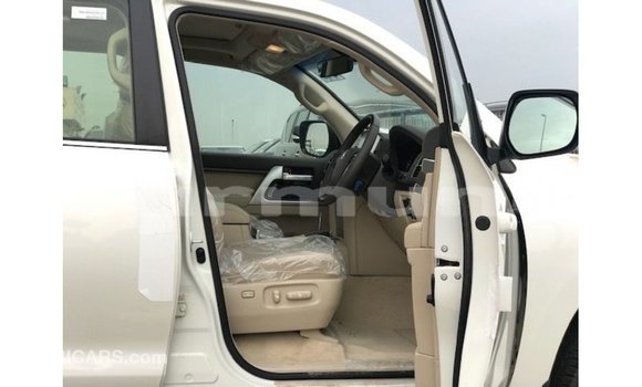 Buy Import Toyota Land Cruiser White Car in Import - Dubai in Region of Bouenza Buy Import Toyota Land Cruiser White Car in Import - Dubai in Region of Bouenza