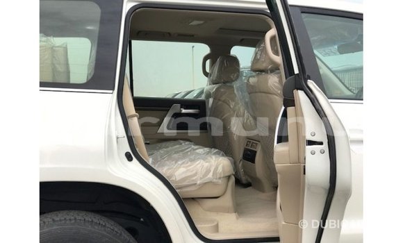 Buy Import Toyota Land Cruiser White Car in Import - Dubai in Region of Bouenza Buy Import Toyota Land Cruiser White Car in Import - Dubai in Region of Bouenza