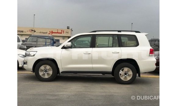 Buy Import Toyota Land Cruiser White Car in Import - Dubai in Region of Bouenza Buy Import Toyota Land Cruiser White Car in Import - Dubai in Region of Bouenza