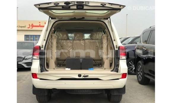 Buy Import Toyota Land Cruiser White Car in Import - Dubai in Region of Bouenza Buy Import Toyota Land Cruiser White Car in Import - Dubai in Region of Bouenza