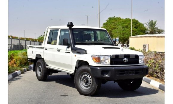 Acheter Import Voiture Toyota Land Cruiser Blanc à Import - Dubai, Région de la Bouenza Acheter Import Voiture Toyota Land Cruiser Blanc à Import - Dubai, Région de la Bouenza