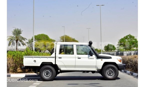 Acheter Import Voiture Toyota Land Cruiser Blanc à Import - Dubai, Région de la Bouenza Acheter Import Voiture Toyota Land Cruiser Blanc à Import - Dubai, Région de la Bouenza